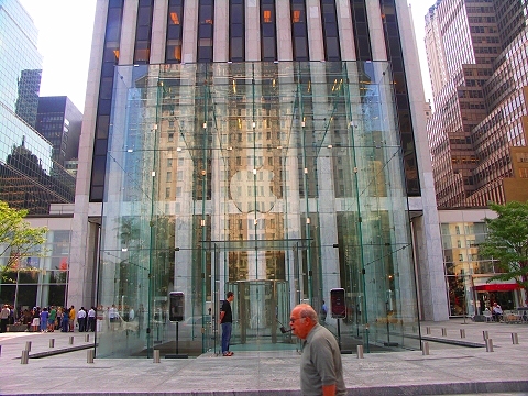 NY-Apple_Store_in_Midtown_on_5th_Avenue-27.JPG