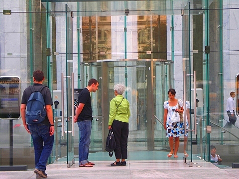NY-Apple_Store_in_Midtown_on_5th_Avenue-34.JPG