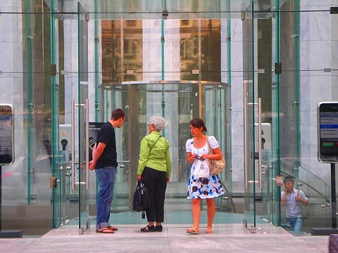 NY-Apple_Store_in_Midtown_on_5th_Avenue-35.JPG