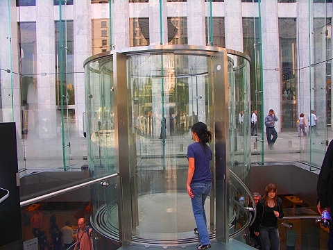 NY-Apple_Store_in_Midtown_on_5th_Avenue-53.JPG