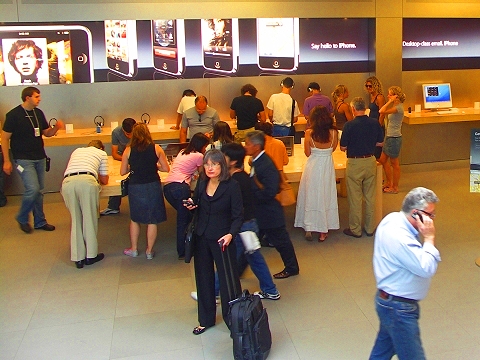 NY-Apple_Store_in_Midtown_on_5th_Avenue-55.JPG