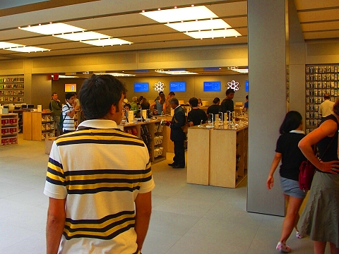 NY-Apple_Store_in_Midtown_on_5th_Avenue-58.JPG