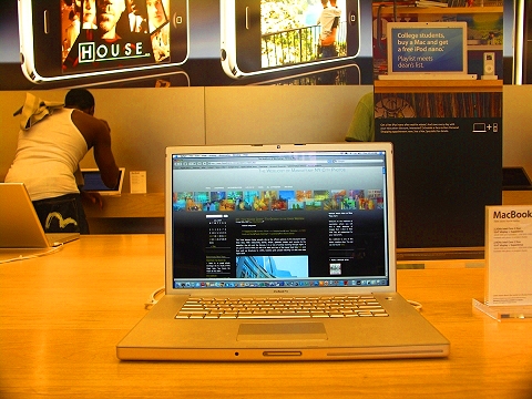 NY-Apple_Store_in_Midtown_on_5th_Avenue-74.JPG