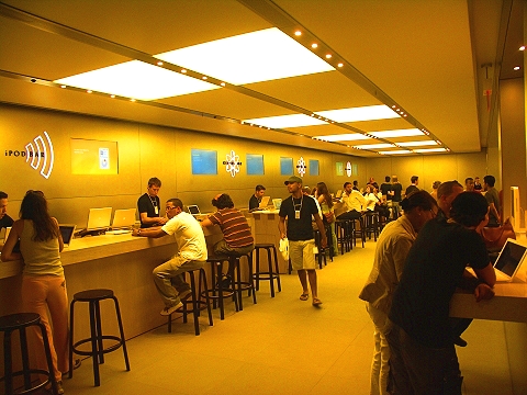 NY-Apple_Store_in_Midtown_on_5th_Avenue-75.JPG