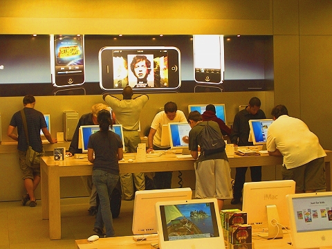 NY-Apple_Store_in_Midtown_on_5th_Avenue-77.JPG