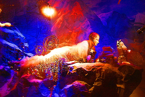 NY-Bergdorf_Goodman_Christmas_Windows-2008-09.JPG