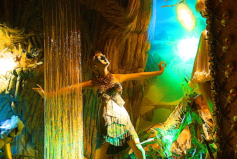 NY-Bergdorf_Goodman_Christmas_Windows-2008-18.JPG
