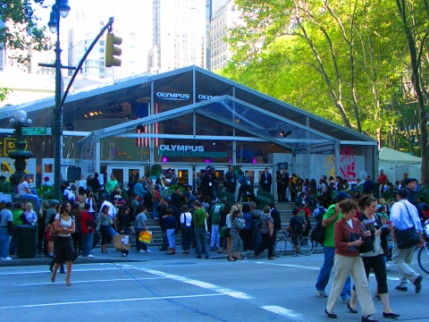 NY-Bryant_Park-Fashion_Week_Fall_2006_01.jpg
