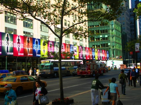 NY-Bryant_Park-Fashion_Week_Fall_2006_07.jpg