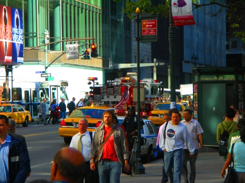 NY-Bryant_Park-Fashion_Week_Fall_2006_08.jpg
