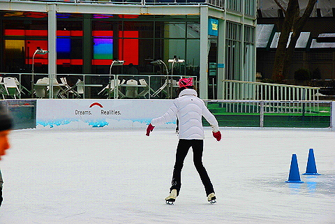 NY-Bryant_Park-Ice_Skating-15.JPG