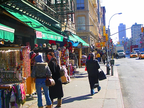NY-Canal_Street_Shopping_in_the_Winter-PICT2944.JPG