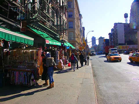 NY-Canal_Street_Shopping_in_the_Winter-PICT2945.JPG