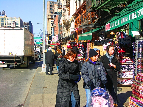 NY-Canal_Street_Shopping_in_the_Winter-PICT2947.JPG
