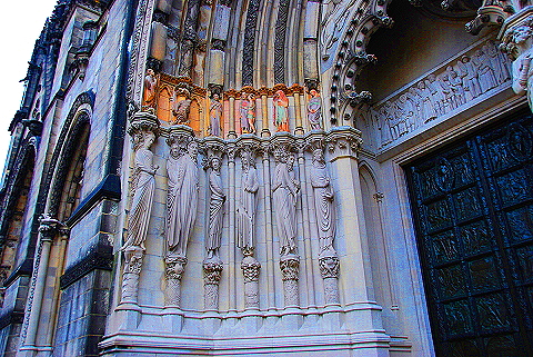 NY-Cathedral_St_John_Divine-Statues_Gargoyles-07.JPG