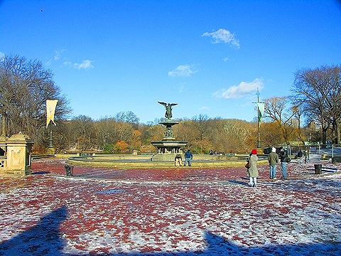 NY-Central_Park_Angel_Of_the_Waters-People_Watching-10.JPG