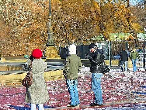 NY-Central_Park_Angel_Of_the_Waters-People_Watching-11.JPG