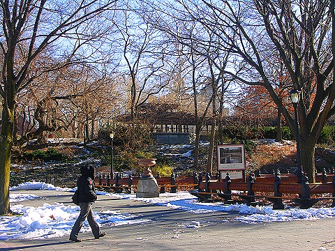 NY-Central_Park_Angel_Of_the_Waters-People_Watching-20.JPG