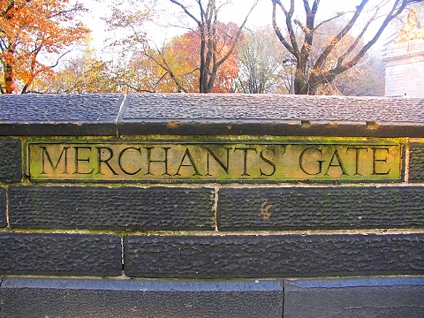 NY-Central_Park-Merchants_Gate_Sign.JPG