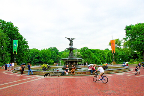 NY-Central_Park-People_Watching_on_a_Rainy_day-02.JPG