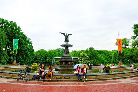 NY-Central_Park-People_Watching_on_a_Rainy_day-03.JPG