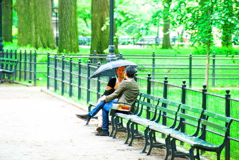 NY-Central_Park-People_Watching_on_a_Rainy_day-17.JPG