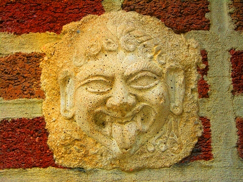 NY-Chelsea-gargoyles_and_statues-01.JPG