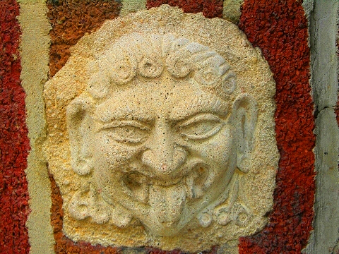 NY-Chelsea-gargoyles_and_statues-02.JPG