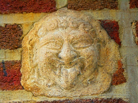 NY-Chelsea-gargoyles_and_statues-03.JPG
