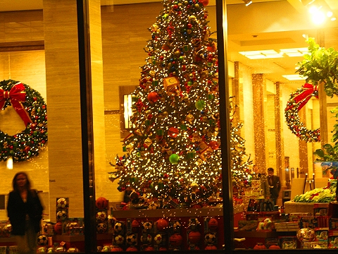 NY-Christmas_Lights_on_6th_Ave-Avenue_of_the_Americas-01.JPG