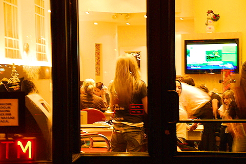 NY-Christmas_Windows_on_Amsterdam_Avenue-0108.JPG