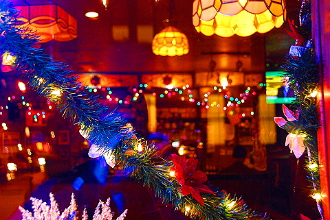 NY-Christmas_Windows_on_Amsterdam_Avenue-0113-P&G_Cafe_Bar.JPG