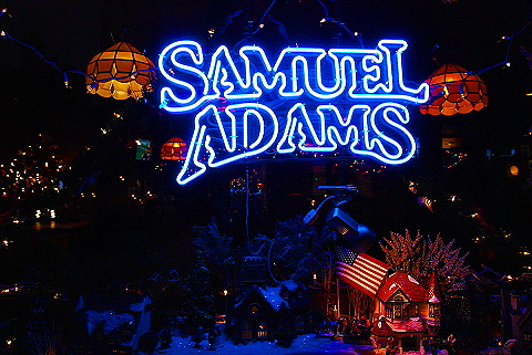 NY-Christmas_Windows_on_Amsterdam_Avenue-0115-P&G_Cafe_Bar.JPG