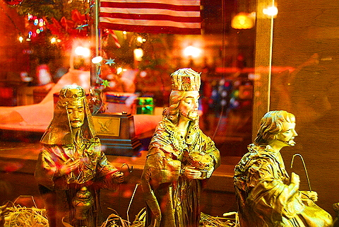 NY-Christmas_Windows_on_Amsterdam_Avenue-0120-P&G_Cafe_Bar.JPG