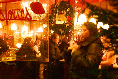 NY-Christmas_Windows_on_Amsterdam_Avenue-0135-Jacque_Torres_Chocolates.JPG