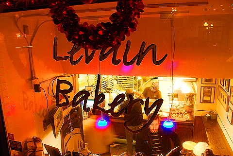 NY-Christmas_Windows_on_Amsterdam_Avenue-0144Levain_Bakery.JPG