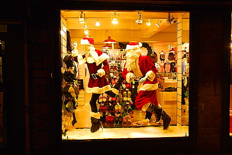 NY-Christmas_Windows_on_Amsterdam_Avenue-0160.JPG