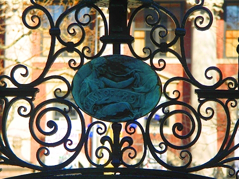 NY-Columbia_University-Spring-2008-Class_of_1891.JPG