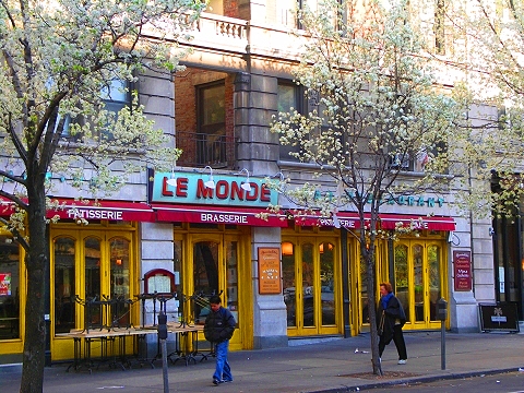 NY-Columbia_University-Spring-2008-Le_Monde.JPG