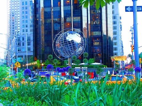 NY-Columbus_Circle-02-Trump_Hotel_Globe.JPG