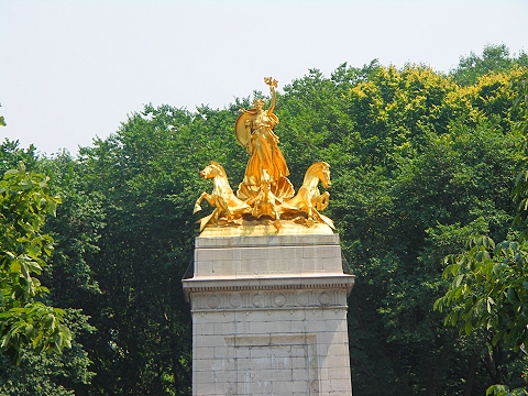 NY-Columbus_Circle_Fountain-17.JPG