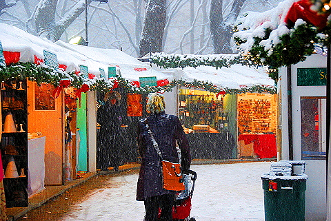 NY-Columbus_Circle_Holiday_Market_in_The_Snow-18.JPG