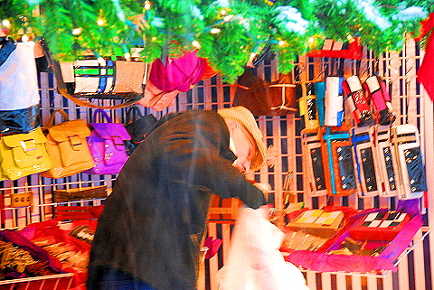 NY-Columbus_Circle_Holiday_Market_in_The_Snow-20.JPG
