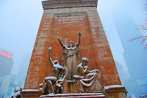 NY-Columbus_Circle_Holiday_Market_in_The_Snow-22.JPG