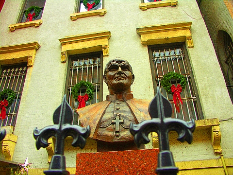 NY-East_Village-44-Pope_John_Paul_II-Statue.JPG