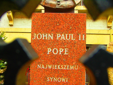 NY-East_Village-45-Pope_John_Paul_II-Statue.JPG
