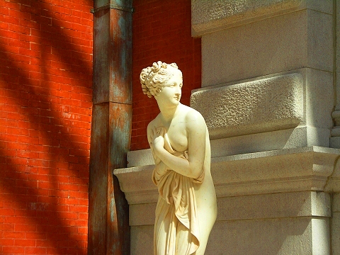NY-European_Sculpture_Court- Metropolitan_Museum_of_Art-06.JPG