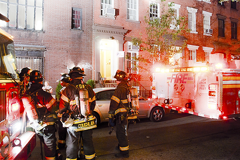 NY-FDNY-Greenwich_Village-Fire_on_Charles_Street-04.jpg