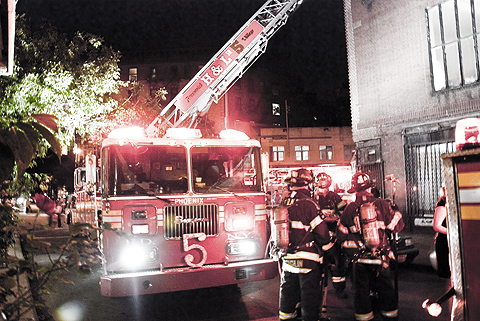 NY-FDNY-Greenwich_Village-Fire_on_Charles_Street-05.jpg