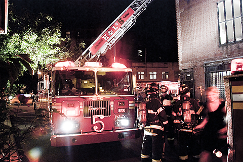 NY-FDNY-Greenwich_Village-Fire_on_Charles_Street-06.jpg